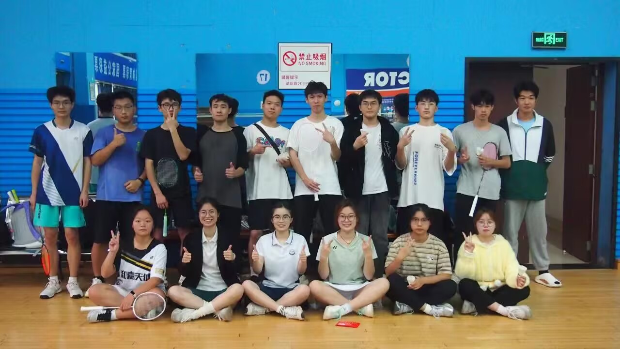 K1体育开展“羽”乐无穷，友谊长存比赛活动2.jpg