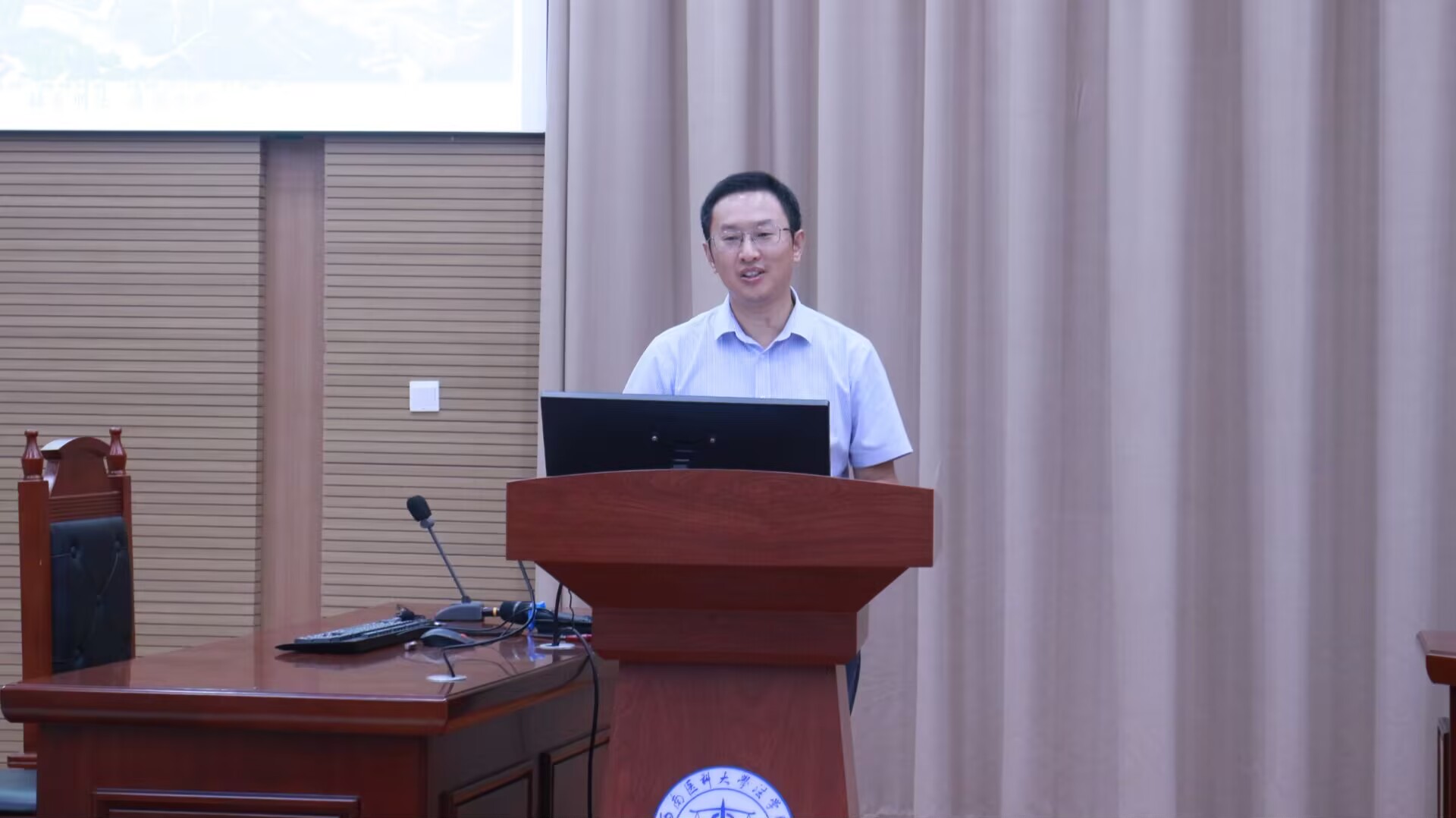 图3  罗刚经理作专业思想教育讲座.jpg