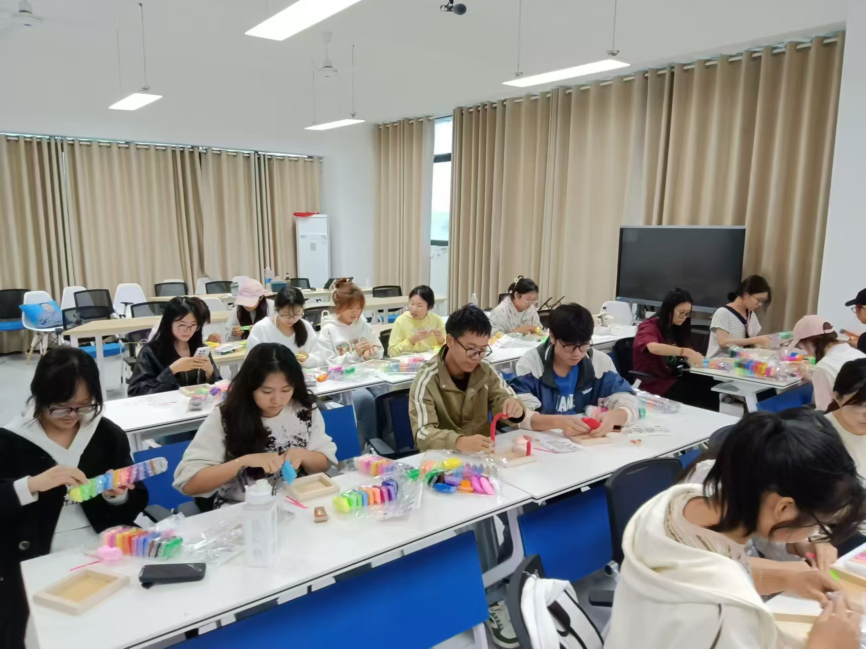 K1体育开展“以手造物 粘黏未来”心理活动1.jpg
