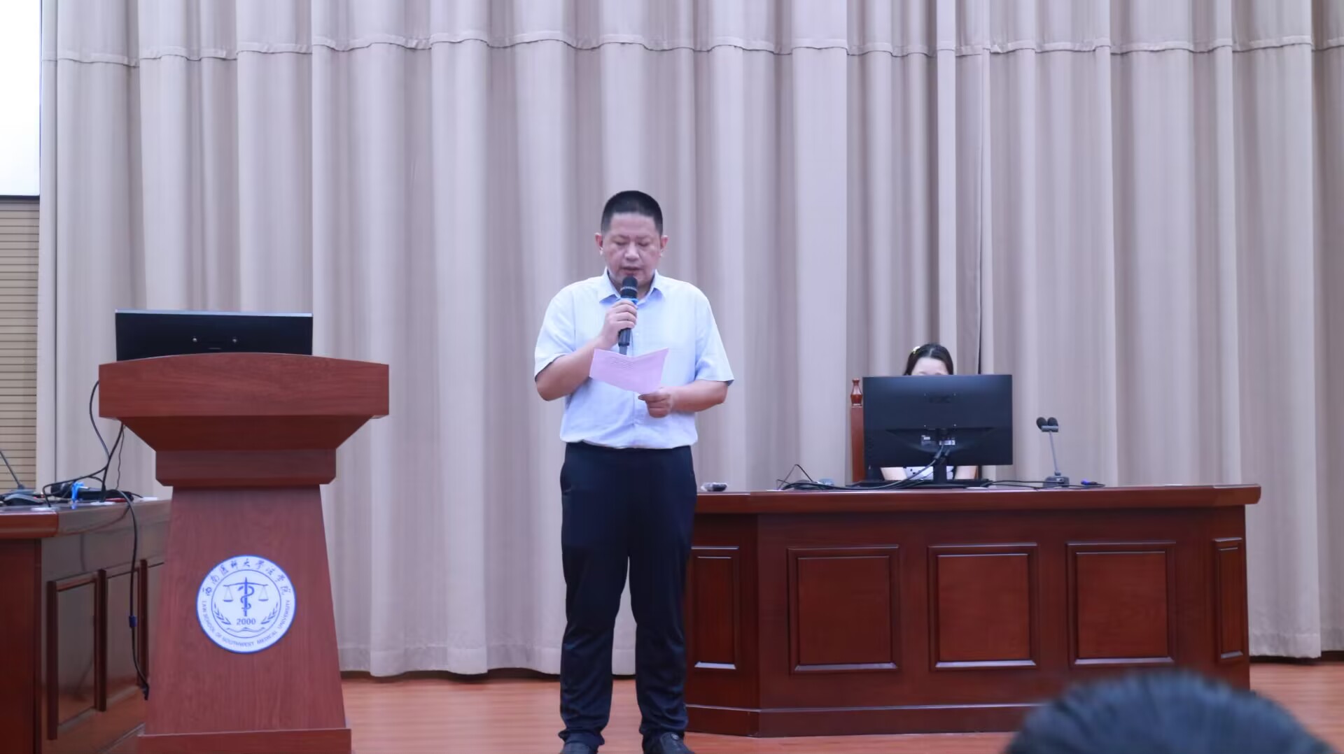 图2  范生根副书记主持会议.jpg