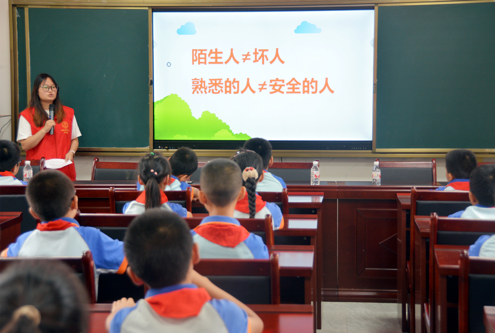 2.张漪淇开展预防性侵害普法宣讲.jpg 2.张漪淇开展预防性侵害普法宣讲.jpg