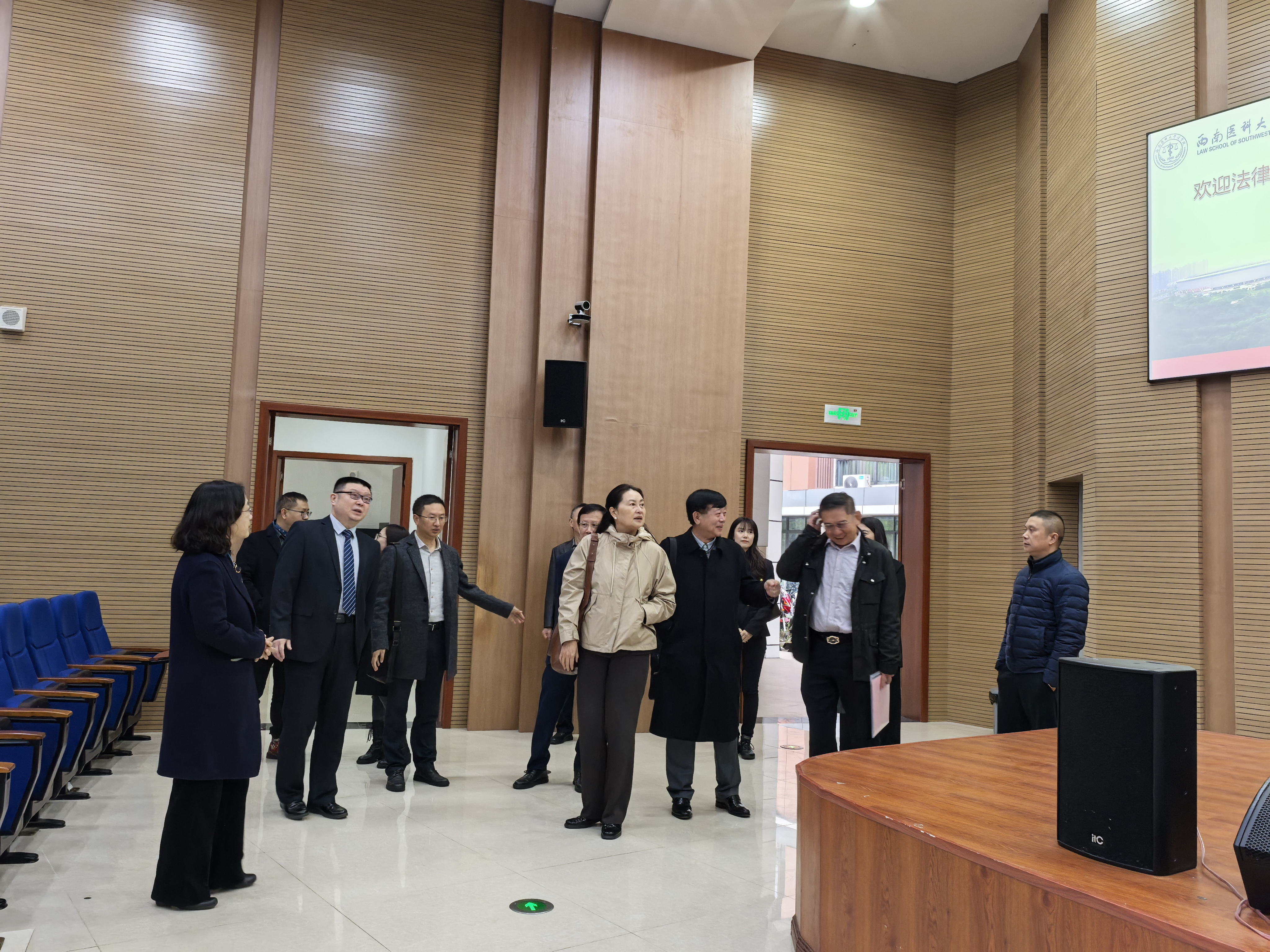 图4  现场考察模拟法庭.jpg