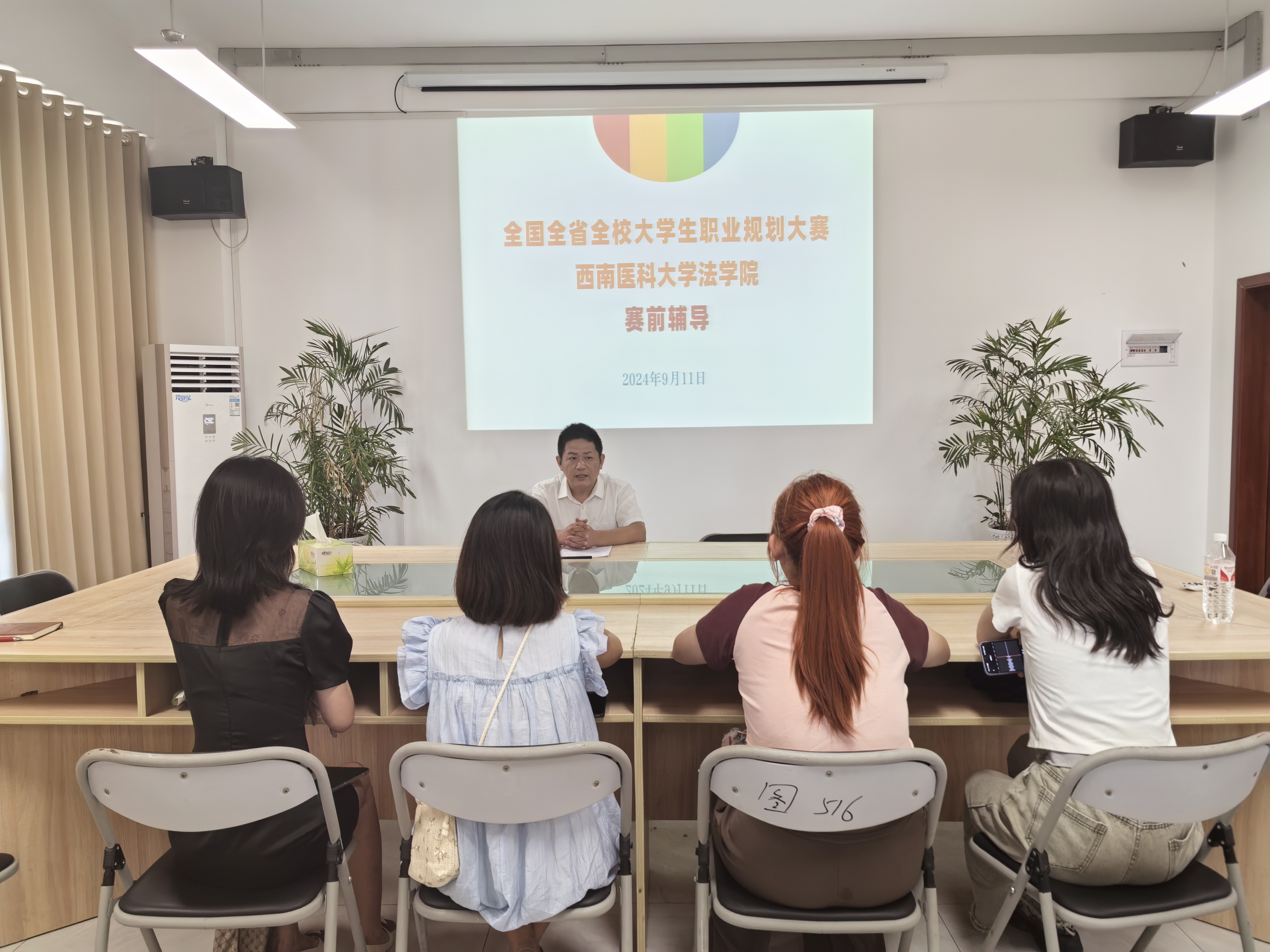 图2  范生根作赛前专题辅导.jpg